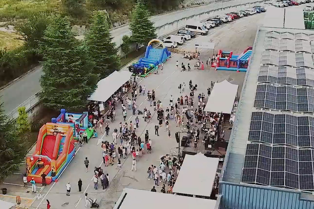 Plus de 500 personnes participent au « Family Day » à l’occasion du 50e anniversaire de l’entreprise.